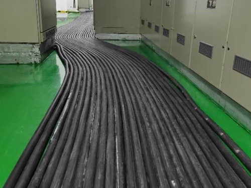 玉屏如何根据理论计算公式计算温度对特定电压测量结果的影响？